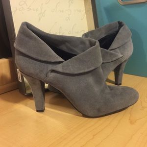 EUC Enzo Angiolini Rachey Bootie - Gray